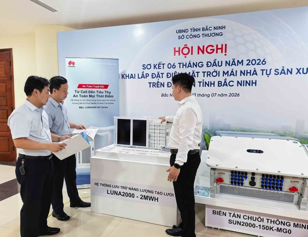 Các đại biểu tham gia gian hàng trưng bày